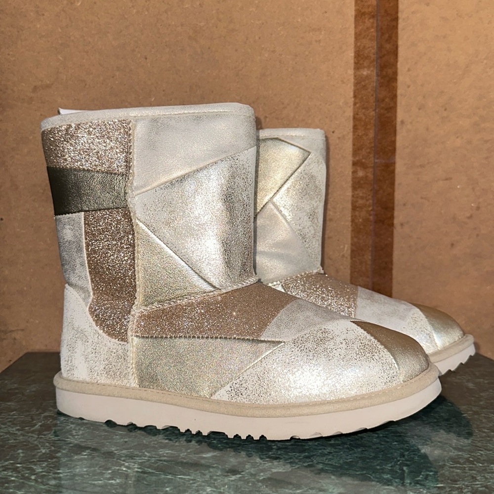 Tan/Gold ColorBlock Uggs Size 6
